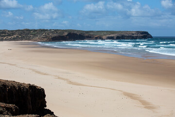 Vistas de un a playa grande solitaria