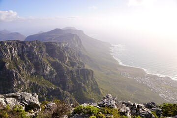 Ausblick auf die Zwölf Apostel des Tafelbergs bei Sonnenuntergang (Kapstadt, Südafrika)
