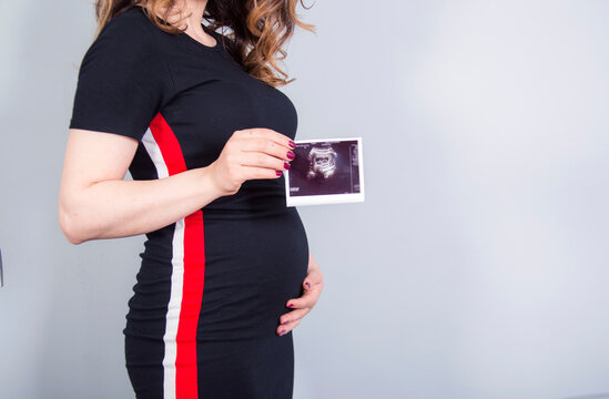 pregnance woman in hand picture baby