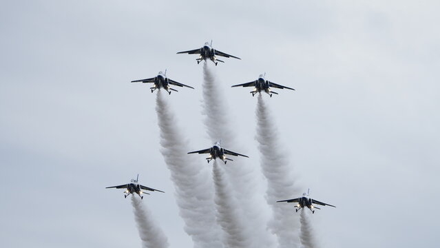 ブルーインパルス（Blue Impulse）とは？

ブルーインパルスは、航空自衛隊の 第11飛行隊 に所属する アクロバット飛行チーム です。正式名称は「航空自衛隊松島基地 第4航空団 第11飛行隊」。日本各地の航空祭や国際的なイベントで華麗な編隊飛行やアクロバット飛行を披露し、多くの観客を魅了しています。