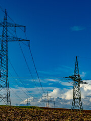 Hochspannungsmasten und starker Wolkenhimmel