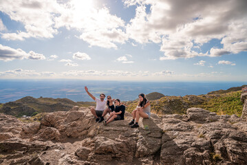 familia de vacaciones haciendo senderismo en cerros de Argentina