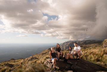 familia feliz disfrutando de vacaciones en montañas al atardecer
