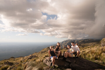 familia disfrutando de vacaciones en montañas al atardecer