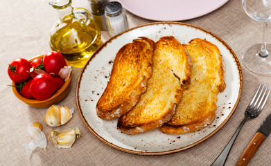 Sliced tomatoes on toasted bread, drizzled with olive oil, classic Spanish dish.
