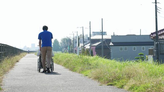 シニア、男性、介護福祉士、介護、車椅子、散歩、介護士、ヘルパー、後ろ姿、外出、屋外、歩道、サポート、デイサービス、高齢者、お年寄り、老人ホーム、施設、デイケア、レク、住宅街、公園、道、自然、青空、コピースペース、背中、福祉、ウェルネス、障害、障がい者、ボランティア、日本人、サービス、支援、フレイル、サルコペニア、哀愁、高齢化社会、老後、終活、ホームヘルパー、風景、広角、看護、見守り、遠近感、ライフ
