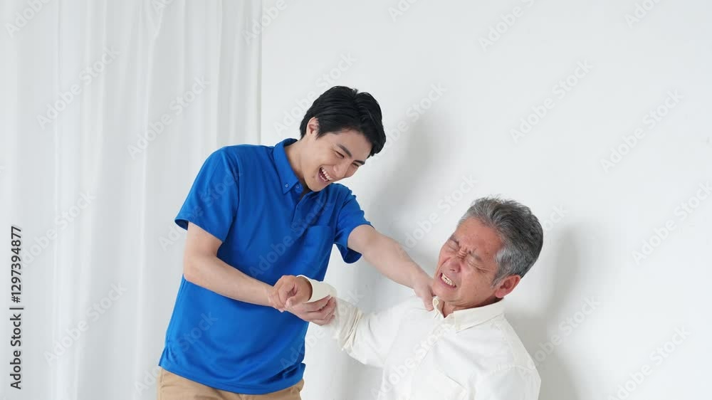 Poster シニア、患者、男性、マッサージ、整体師、リハビリ、ストレッチ、肩痛、五十肩、治療、治療院、高齢者、中高年、肩、トレーナー、関節、笑顔、日本人、四十肩、お年寄り、老人、ケアスタッフ、ヘルパー、相談、診断、診療、理学療法士、整体、診察、介護士、介護、肩関節周囲炎、ローテーターカフ損傷、肩峰下滑液包炎、肩こり、加齢、老化、リハビリテーション、インナーマッスル、トレーニング、腱板損傷、肩蜂下インピンジメン