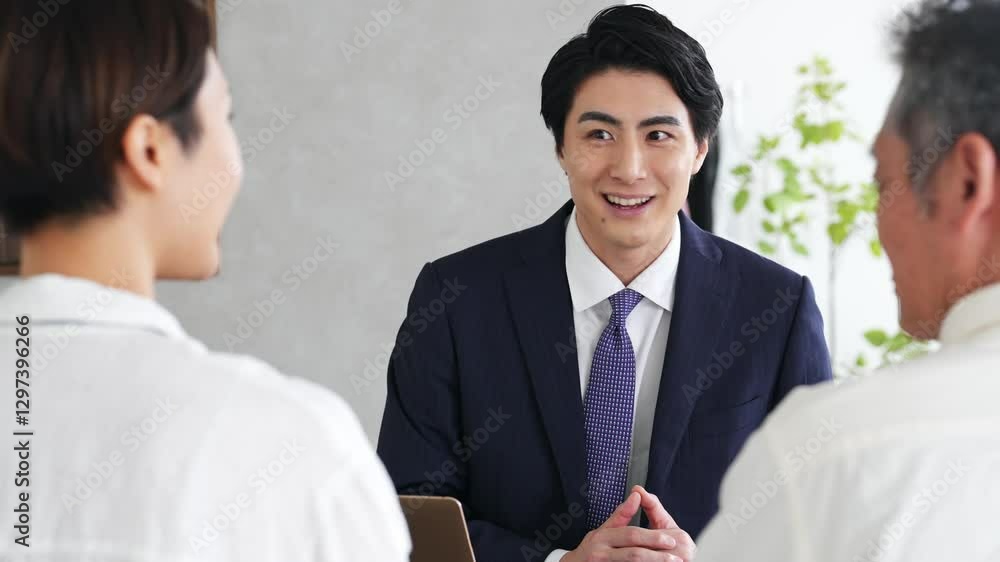 Poster ビジネスマン、男性、ビジネス、打ち合わせ、相談、会議、ミーティング、説明、接客、営業、ビジネスパーソン、サポート、会話、アドバイザー、笑顔、日本人、スタッフ、店舗、店員、顧客、サービス、接客業、爽やか、保険、販売、相談員、銀行、銀行員、人材、面談、インタビュー、面接、ヒヤリング、コンサルタント、コンサルティング、コミュニケーション、関係、オフィス、商談、カウンセリング、窓口、受付、案内、コピースペ