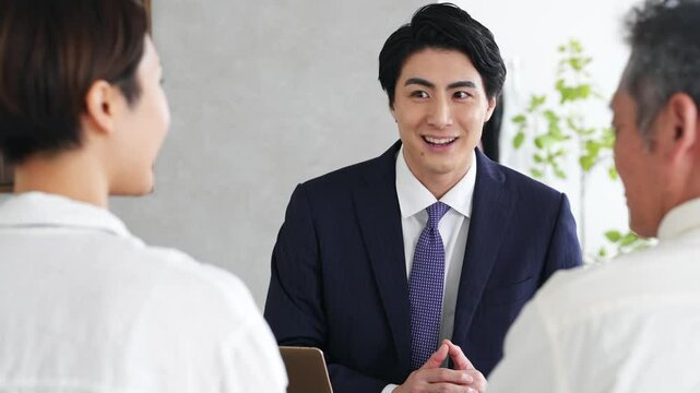 ビジネスマン、男性、ビジネス、打ち合わせ、相談、会議、ミーティング、説明、接客、営業、ビジネスパーソン、サポート、会話、アドバイザー、笑顔、日本人、スタッフ、店舗、店員、顧客、サービス、接客業、爽やか、保険、販売、相談員、銀行、銀行員、人材、面談、インタビュー、面接、ヒヤリング、コンサルタント、コンサルティング、コミュニケーション、関係、オフィス、商談、カウンセリング、窓口、受付、案内、コピースペ