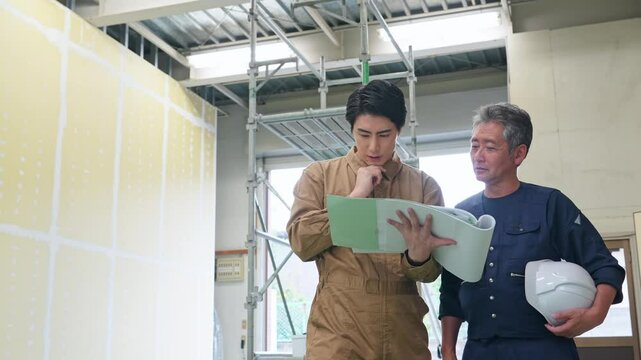 打ち合わせ、男性、大工、建設、塗装、シニア、工事、現場、建築、職人、工務店、改装、リフォーム、相談、足場、安全、確認、チェック、点検、修繕、修理、仕事、プロ、職業、チームワーク、設計、建築士、設計士、棟梁、親方、鳶、佐官、中小企業、自営業、ニッカポッカ、作業服、施工、業者、解体、日本人、チーム、グループ、住宅、作業員、インフラ、ヘルメット、跡継ぎ、後継者、世代交代、人物