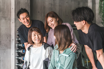 スポーツジムに通う仲間・スポーツトレーナー
