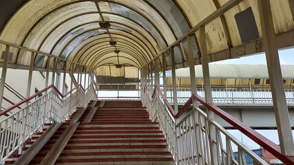 Obraz premium Лестница на мост. Надземный пешеходный переход. Россия.