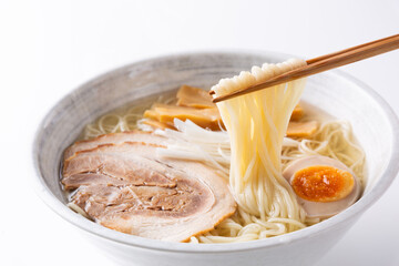 塩ラーメンを箸で食べる