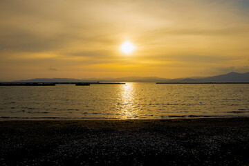 日本の鹿児島の海の上の夕日
