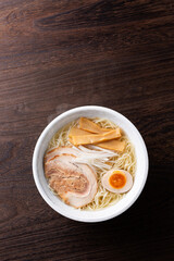 真上から見た塩ラーメン