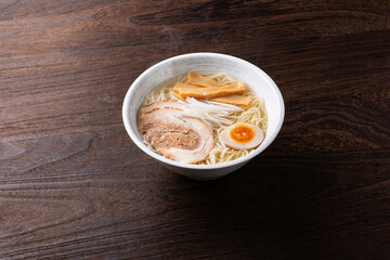 テーブルの上の塩ラーメン
