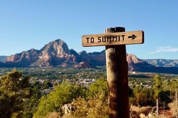 Obraz premium Trail Sign to Summit at Sedona Airport Mesa with Red Rocks at Sunset