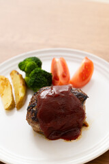 白いお皿に盛られた日本のハンバーグ