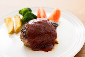 白いお皿に盛られた日本のハンバーグ