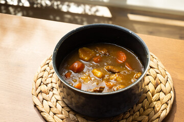 木製のテーブルの上に置かれた日本のカレーライス