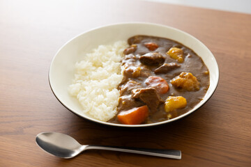 木製のテーブルの上に置かれた日本のカレーライス