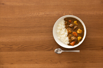 木製のテーブルの上に置かれた日本のカレーライス