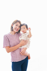 赤ちゃんを抱っこするお母さん