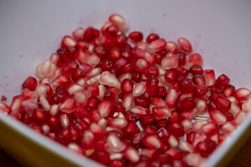 plato con granada roja