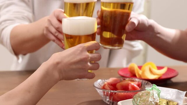 ビールで乾杯する女性