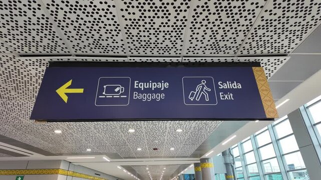 Se&ntilde;al de aeropuerto, maletas y salida 