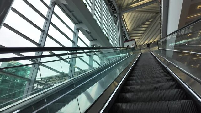 Escaleras electricas en un aeropuerto 