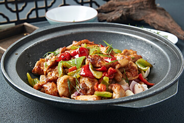 Stone pot roasted chicken thighs with garlic, bell pepper and onion