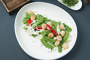 Braised scallops, scallops, and snow peas with pearl hibiscus and egg