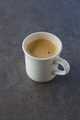 エスプレッソと牛乳を混ぜたカフェ・ラッテを飲みながらリラックスしているイメージ
