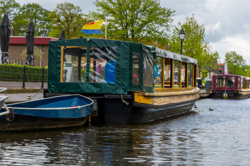 Obraz premium Traditional yellow tour boat in famous Giethoorn village in the Netherlands
