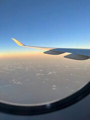 Obraz premium Airplane window view of sunset overlooking Doha, Qatar