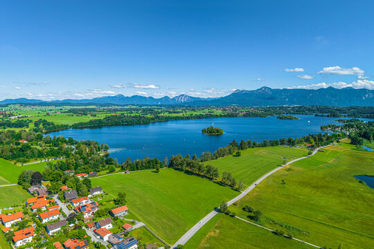 Die Gemeinde Uffing am Staffelsee im bayerischen Oberland aus der Vogelperspektive
