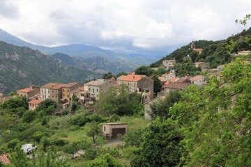 Kleines Bergdorf in den Bergen der Französichen Mittelmeerinsel Korsika	