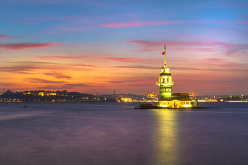 Obraz premium Stunning Maiden's Tower at Sunset in Istanbul. A breathtaking view of the Maiden's Tower (Kız Kulesi) at sunset in Istanbul, Turkey.