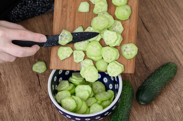 Tradycyjna letnia sałatka do obiadu, mizeria, świeży zielony ogórek krojony w talarki  © Paweł Kacperek