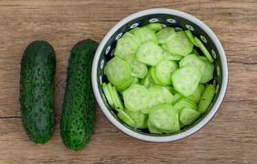Świeże zielone ogórki gruntowe małe, robić sałatkę 