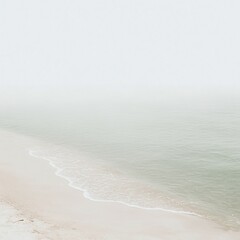 Obraz premium Morning mist over calm waters invites serenity at the beach in soft hues of light