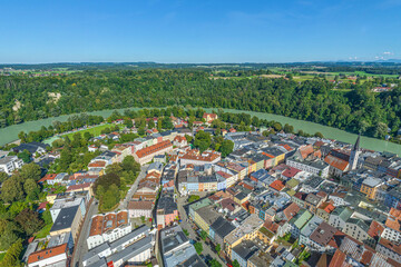 Die Stadt Wasserburg am Inn im oberbayerischen Alpenvorland aus der Vogelperspektive