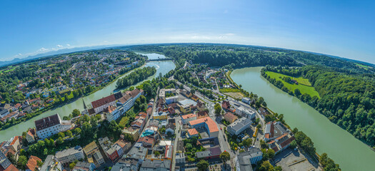 Ausblick auf die Altstadt von Wasserburg auf einer Halbinsel am Inn im Sommer