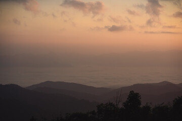 Obraz premium landscape and travel concept with sunrise and layer of mountain and mist with forest on morning