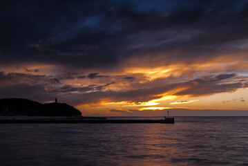 Naklejka premium SEA COAST - A picturesque sunset over the sea shore