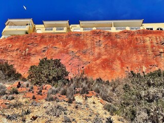 Casas al límite del barranco de tierra arcillosa pendiente de regulación de la ley de costas