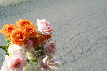 バラの花束　道　サプライズ