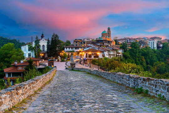 Veliko Tarnovo, Bulgaria: Tsarevets old town in historical city Veliko Tarnovo, former bulgarian capital, at sunset