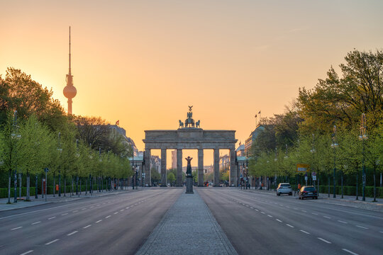 Brandenburg Gate (Brandenburger Tor) at sunrise, Tiergarten district, Berlin, Germany